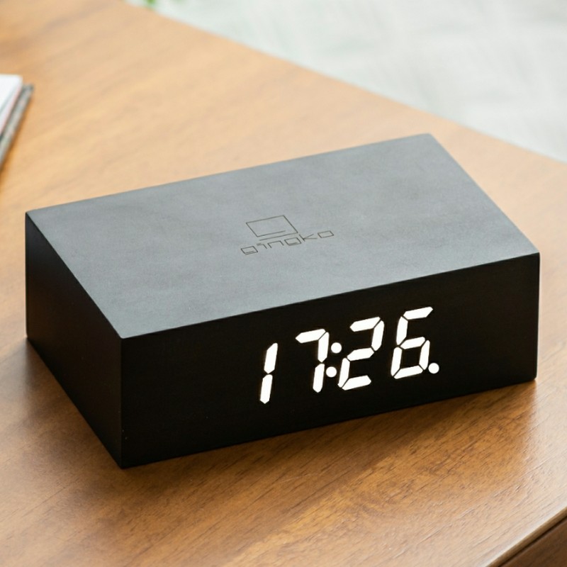 Orologio sveglia digitale e ricaricabile in legno nero con controllo touch e spegnimento facile della sveglia